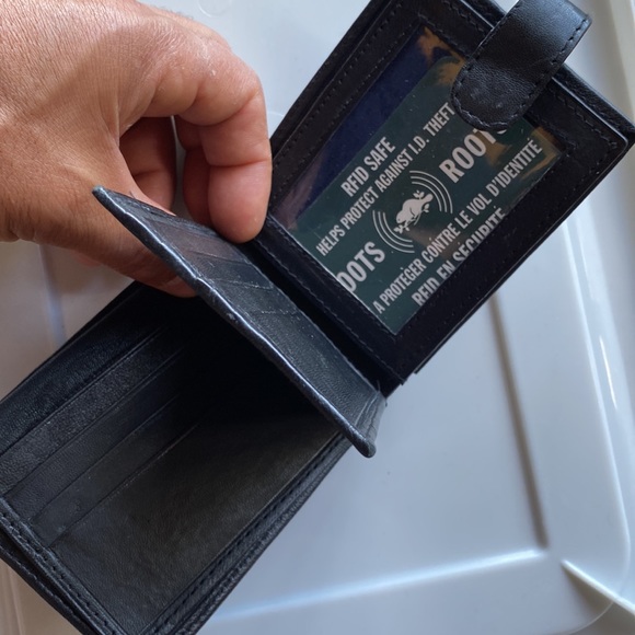 Roots Men’s RFID safe leather wallet - Picture 2 of 3